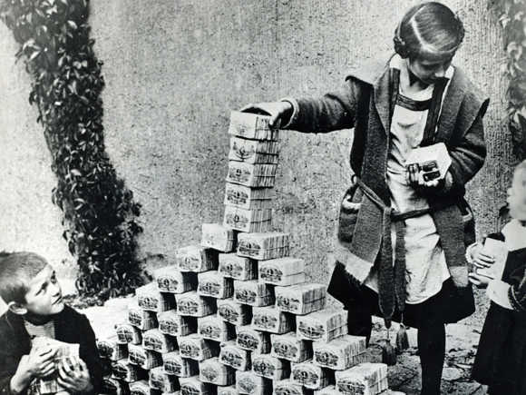 1 billion Bpengö or one milliard Bilpengö issued during the Hungarian hyperinflation in 1946